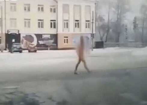 В Сибири обнаженный любовник сбежал от дамы, когда вернулся муж и оказался на морозе