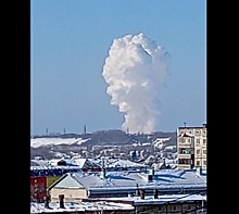 Власти Бийска объяснили взрыв и столб белого дыма над городом "хлопком" и "технологическим процессом на производстве"