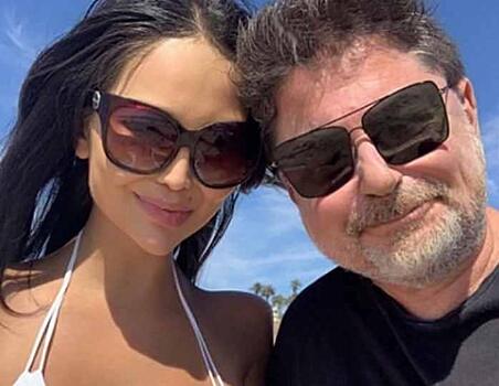 Дарина жена цекало фото Не без романтики: Александр Цекало с молодой женой Дариной Эрвин украсили елочку