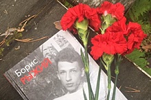 Мэрию Екатеринбурга просят открыть посетителям могилу Бориса Рыжего