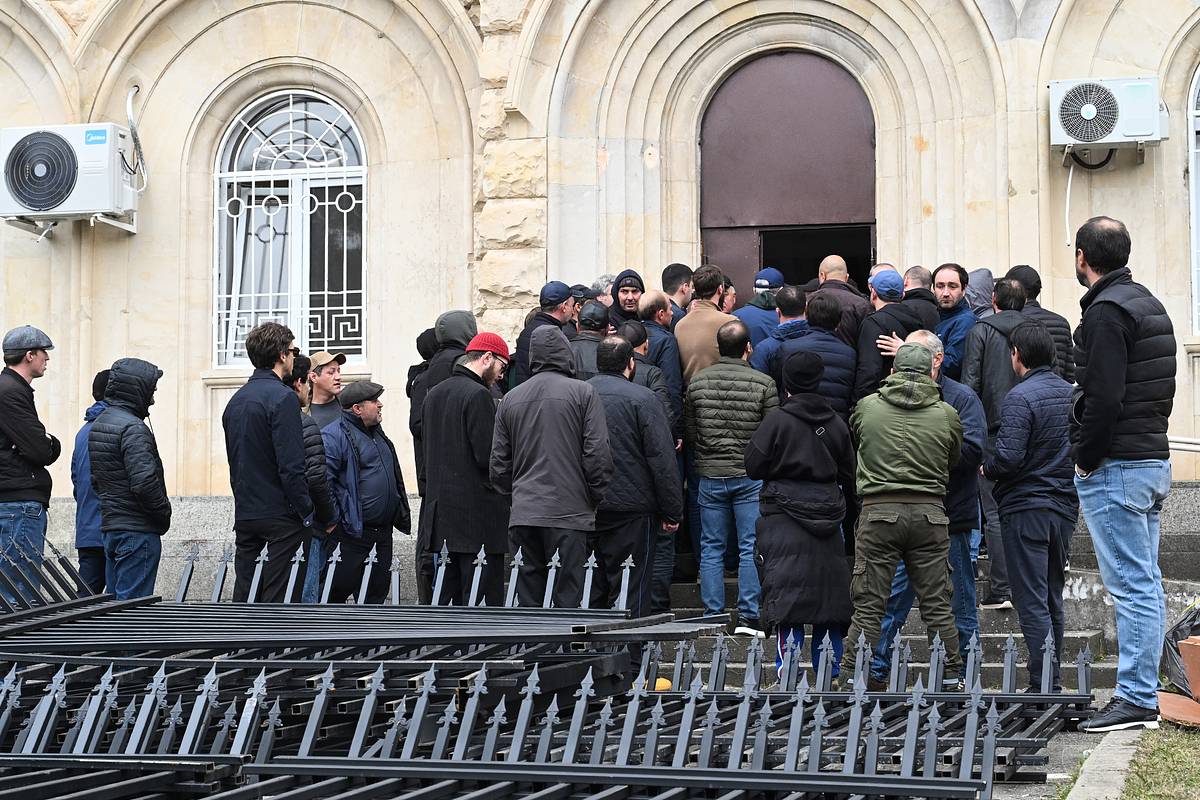 В Абхазии начались переговоры властей с оппозицией