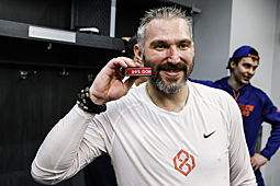 Александр Овечкин побил «Вечный рекорд» Уэйна Гретцки, забросив 895-й гол в апреле 2025 года. На фото: нападающий «Вашингтон Кэпиталз» Александр Овечкин позирует с шайбой, празднуя забитый гол во втором периоде в матче против «Нью-Йорк Айлендерс» на UBS Arena. 