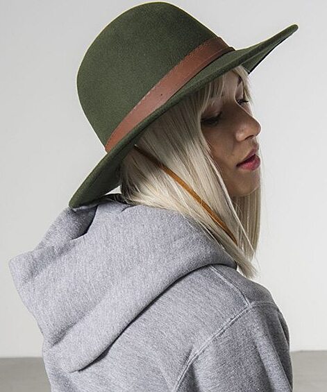 DEATWOOD HAT by BRIXTON, 6000 руб. Ковбойские шляпы в этом сезоне дизайнеры предлагают носить с романтичными платьями и длинными пальто. Отдавайте предпочтение моделям с интересным оформлением: лентами, бусинами, узорами. Если вы не готовы к экспериментам, выбирайте широкополые шляпы с малым количеством деталей: например, модно обвивающим головной убор ремешком.