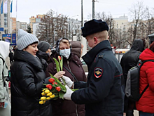Полицейский оркестр поздравил жительниц Нижнего Новгорода с наступающим 8 Марта