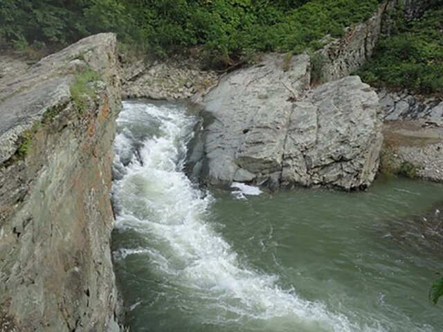СКР: девушка сорвалась со скалы на Быковских порогах в Сахалинской области