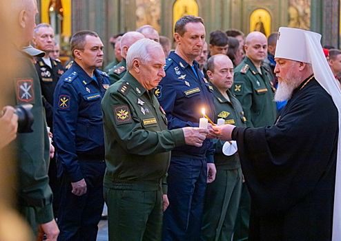 В рамках акции «Свеча памяти» 1418 свечей зажгли у стен Главного храма ВС РФ