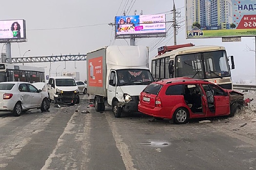 В Новосибирске на мосту столкнулись четыре автомобиля и автобус