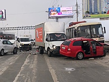 В Новосибирске на мосту столкнулись четыре автомобиля и автобус