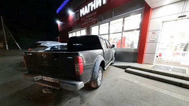 В Ухтинке водитель иномарки прижался к витринам магазина