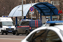 Москвичи несут цветы к метро "Октябрьское поле" в память об убитой девочке