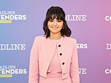 Наряд из масс-маркета и прическа в стиле 60-х: Селена Гомес появилась на публике