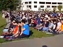 Мигранты вышли молиться на улицы Москвы и попросили о строительстве мечети