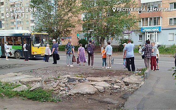 Почти полгода на остановке «Селтинской» в Ижевске нет павильона