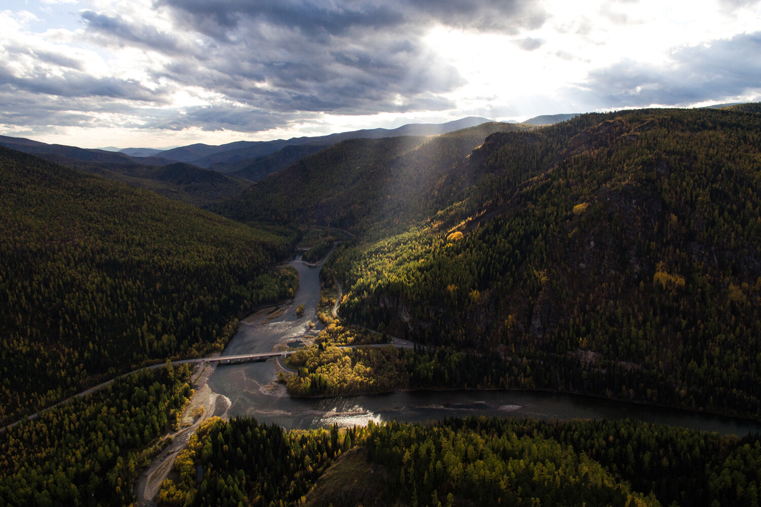Штурмовавший Капитолий «шаман» Анджели хочет посетить Сибирь и Москву