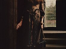 Юбка-шотландка и зеленое нечто на ногах в коллекции Christopher Kane