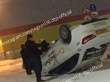 В Казани такси перевернулось в результате ДТП на парковке