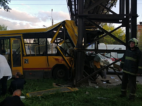 В Ижевске пассажирский автобус врезался в опору теплотрассы: пострадали 17 пассажиров