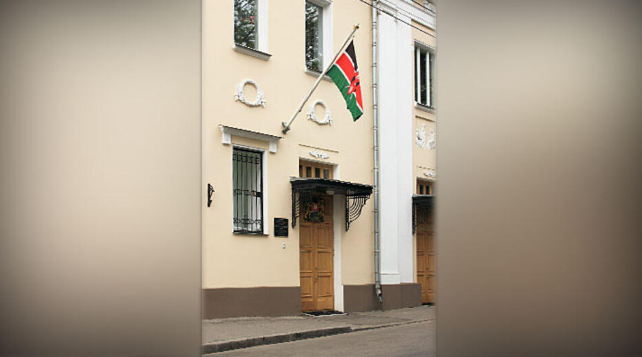 В Москве двое бомжей проникли в посольство Кении и съели все продукты