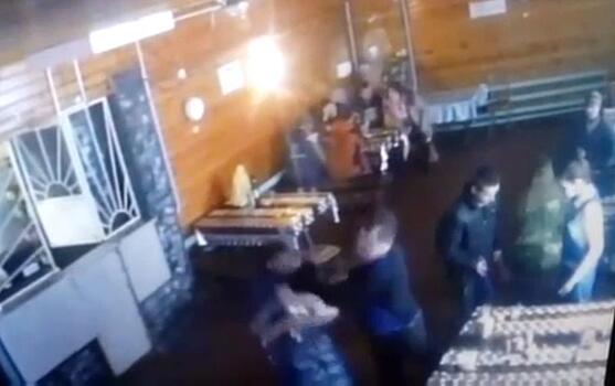 В Котельничском районе мужчина избил посетителей кафе из хулиганских побуждений