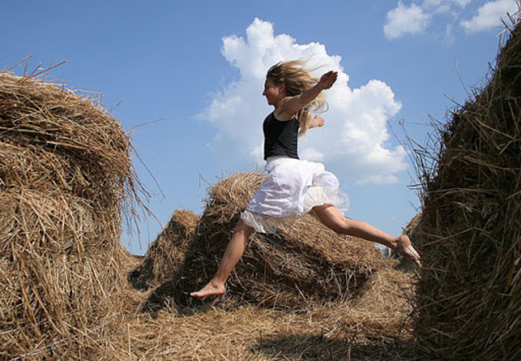 Сеня села. Фотосессия на сене. Девушки на сеновале. Девушка сено. Босиком на сеновале.