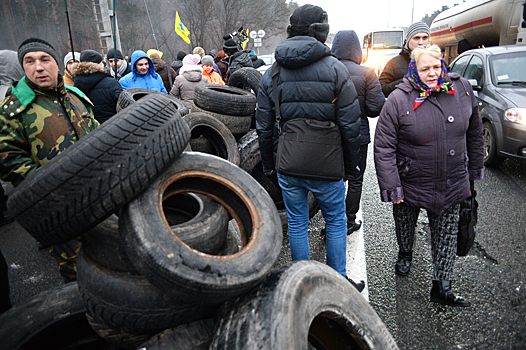 Активисты перекрыли две трассы в Киеве