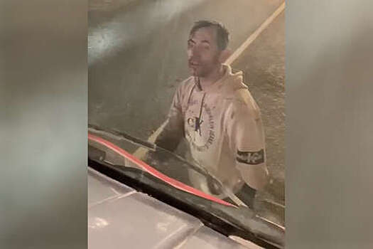 В Москве на видео попал мужчина, который бросался под автомобили