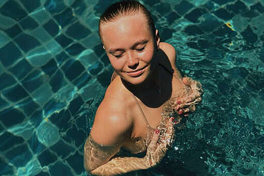 Гимнастка Мельникова выложила фото в купальнике из бассейна