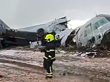 На западе Боливии рухнул военный самолет с деньгами