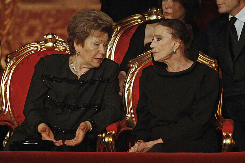 Вдова первого президента РФ Наина Ельцина и балерина Майя Плисецкая (слева направо на первом плане) на церемонии открытия после реконструкции исторической сцены Государственного академического Большого театра, 28 октября 2011 года