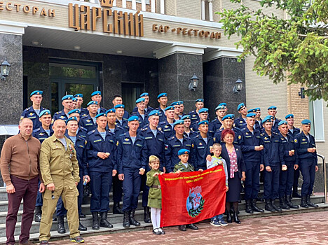 Владивосток с экскурсией посетили приморские десантники