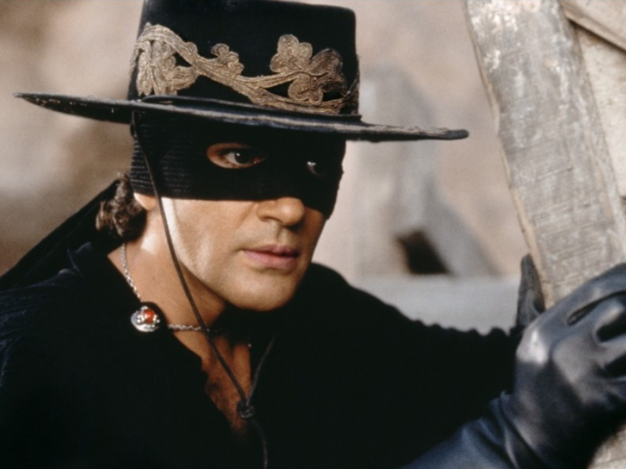 Антонио бандерас маска зорро. Зорро субтитрами. Зорро 1998. Антонио бандерас легенда зорро. Де ла вега зорро.