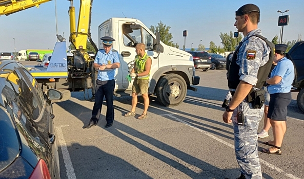 На парковке ТРЦ в Волгограде приставы арестовали 10 автомобилей