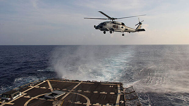Вертолет ВМФ США MH-60S Seahawk и USS Pinckney в Сиамском заливе, март 2014 года