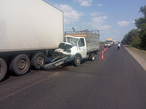 Пассажир погиб в ДТП с грузовиками в Ростовской области
