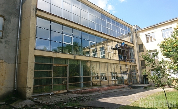 В Курске ремонтируют фасад центра «Лира»
