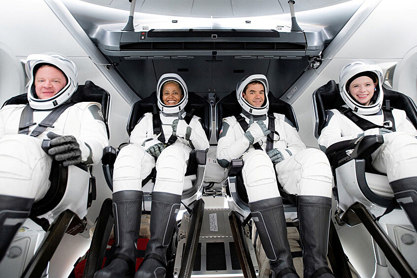 Члены гражданского экипажа Крис Семброски, Сиан Проктор, Джаред Айзекман и Хейли Арсено перед предстоящим запуском
