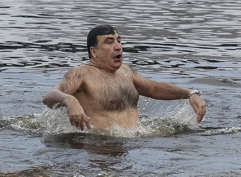 В сети обсуждают крещенские купания бывшего президента Грузии Михаила Саакашвили, который впервые окунулся в Днепр.