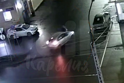 В Карелии на видео попало, как машина влетела в женщину с младенцем