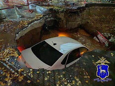 На ул. Ново-Садовой водитель на Volkswagen "нырнул" в котлован