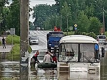 Костромичей из затонувшего в луже ПАЗика эвакуировали на лодках