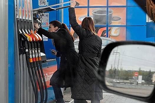 Автолюбителям раскрыли признаки некачественного топлива