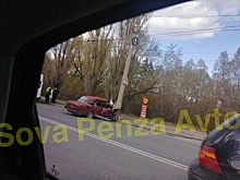 В Пензе на улице Аустрина ВАЗ врезался в столб