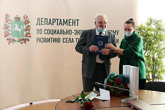 Губернатор Сергей Жвачкин поздравил с юбилеем старейшего эксперта по животноводству Томской области