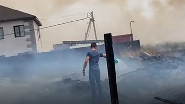 Жители Чигирей тушат огонь, вплотную подошедший к жилым домам