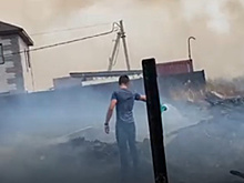 Жители Чигирей тушат огонь, вплотную подошедший к жилым домам