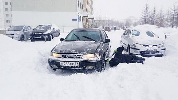 Снега по пояс. Ямальцев завалило снегом