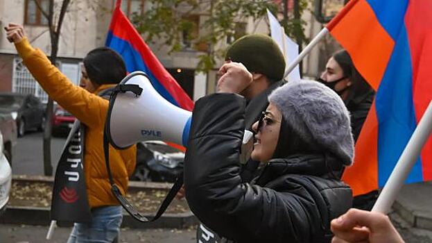 Участники шествия оппозиции в Ереване заблокировали здание мэрии