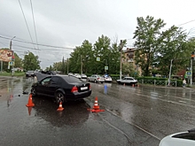 После дождя в Омске столкнулись две легковушки - за рулем одной из них был подросток