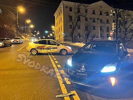 Toyota Prius и Toyota Prius не поделили дорогу во Владивостоке