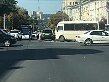 В Ростове столкнулись Range Rover Сhameleon и маршрутка